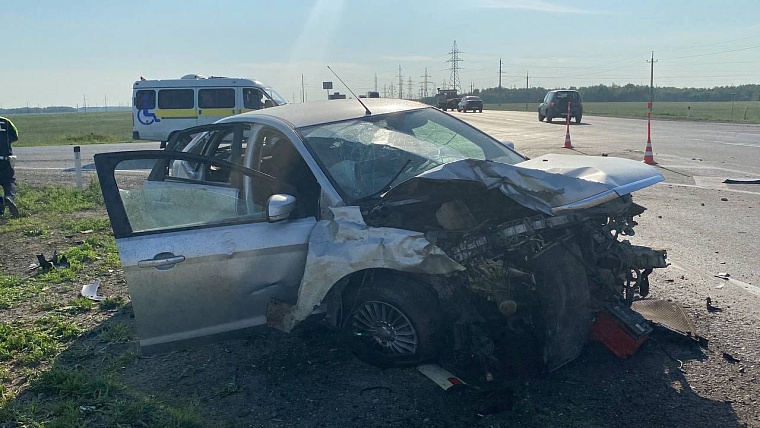 В ДТП под Ишимом легковой автомобиль с тремя детьми улетел в кювет