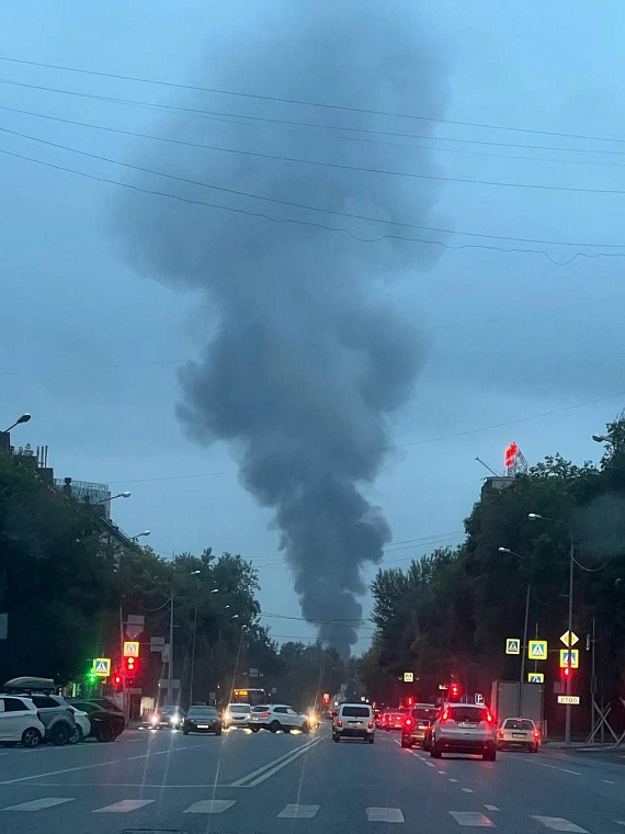 В Тюмени на Колхозной горит двухэтажный дом