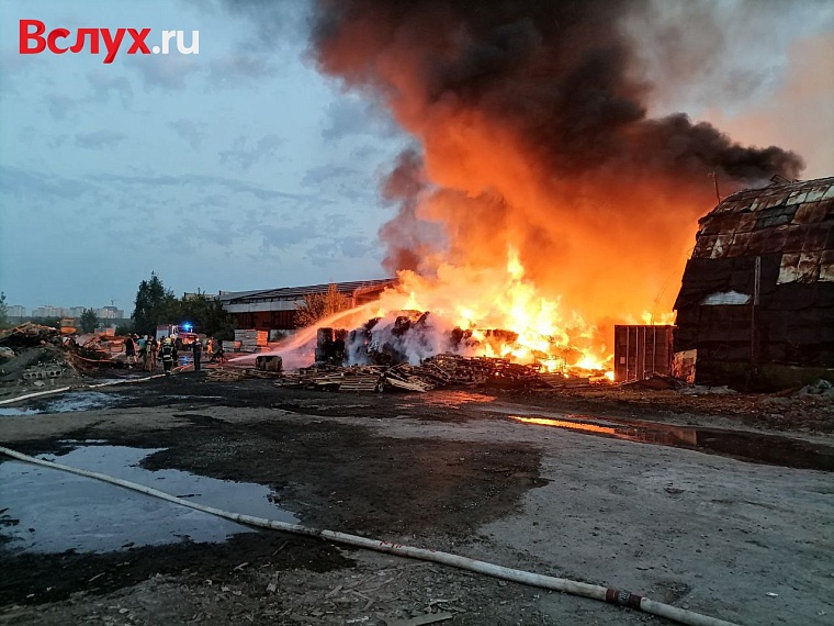 В Тюмени пожарные потушили крупное возгорание в арочном цехе на Мысу