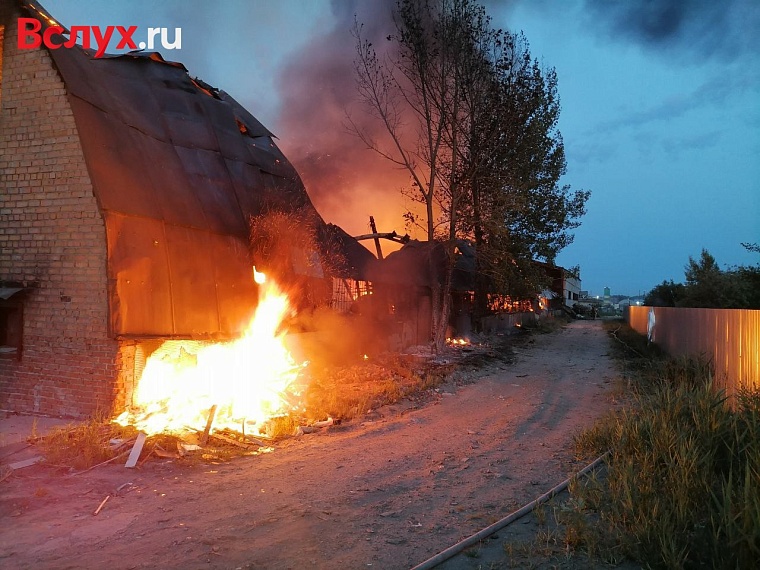 В Тюмени пожарные потушили крупное возгорание в арочном цехе на Мысу