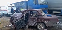 На трассе Тюмень - Омск легковой автомобиль столкнулся с двумя грузовиками