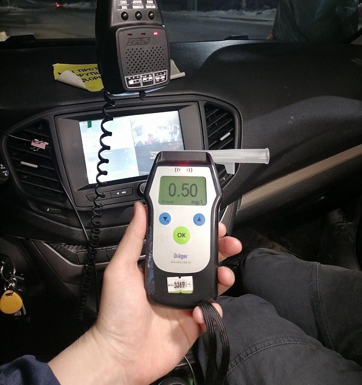 В Заводоуковске пьяный бесправник на "Тойоте" улетел в кювет, уходя от ГИБДД