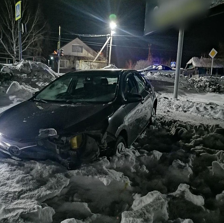 В Заводоуковске пьяный бесправник на "Тойоте" улетел в кювет, уходя от ГИБДД