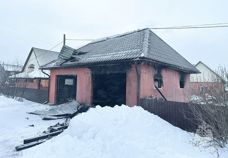Сотрудники МЧС ликвидировали пожар в деревне под Тюменью