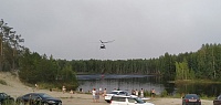 Пожарный вертолет Ми-8 тушил пожар под Тюменью, зачерпывая воду на диком пляже