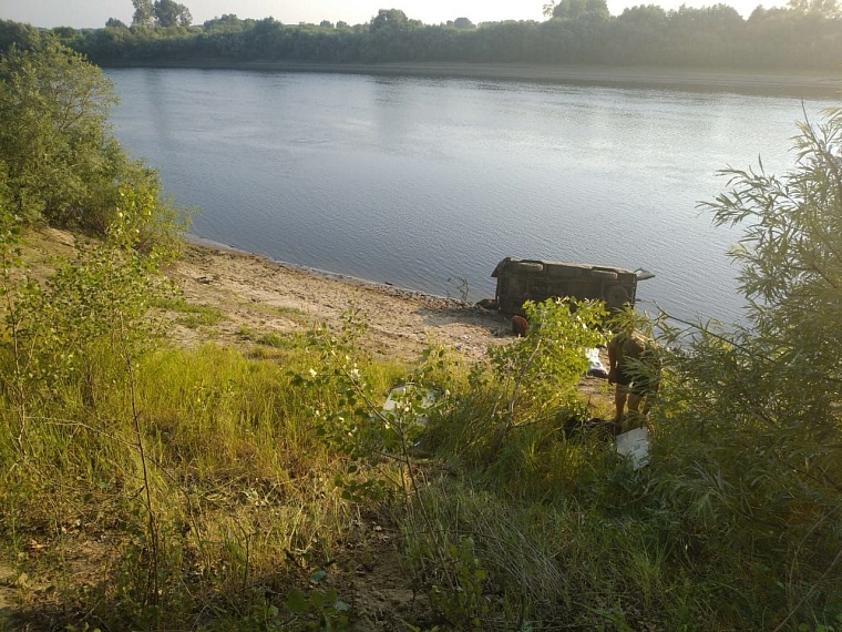 Пассажирка в селе Сазоново погибла, выпав из машины и попав под нее