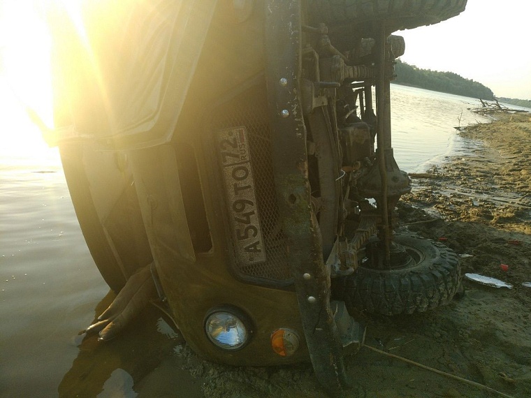 Пассажирка в селе Сазоново погибла, выпав из машины и попав под нее