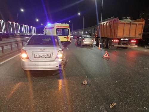 В Тюмени мотоциклист протаранил пять машин и разбился