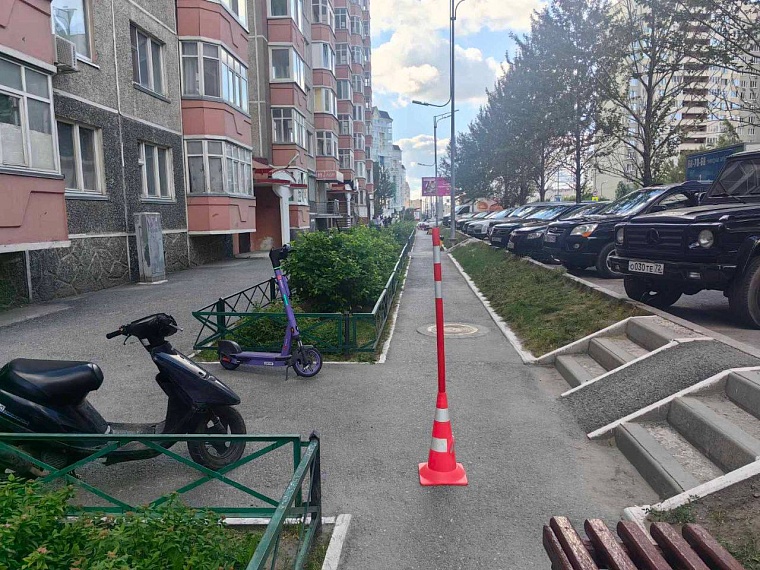 В Тюмени 14-летний подросток на электросамокате сбил девочку на тротуаре