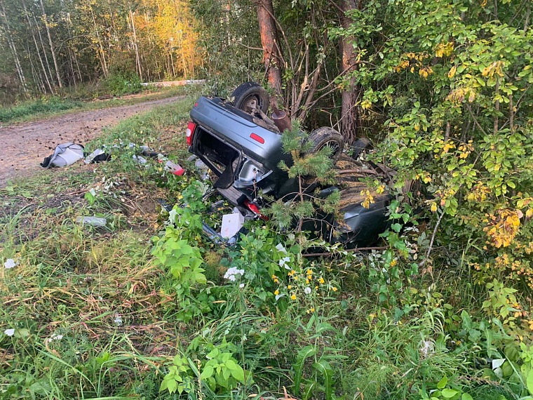 В Тюменской области молодой водитель "Лады" на затяжном повороте вылетел из машины и погиб