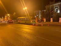 Во время торможения в тюменском автобусе пострадали три пассажира