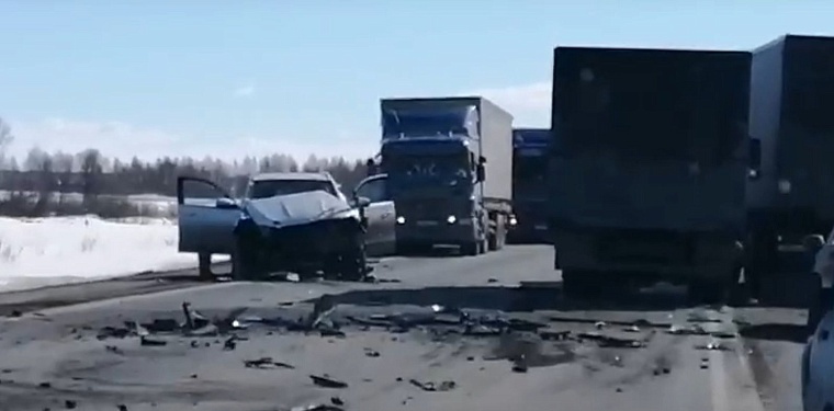 Трасса в районе поселка Богандинского стоит в пробке из-за аварии