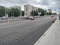 На Пермяковском мосту перевернулся легковой автомобиль