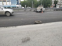 На Пермяковском мосту перевернулся легковой автомобиль