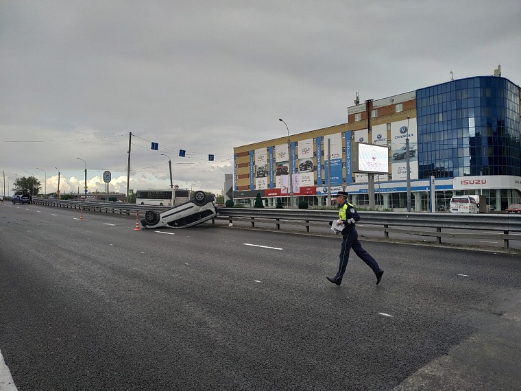 На Пермяковском мосту перевернулся легковой автомобиль