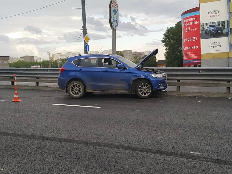 На Пермяковском мосту перевернулся легковой автомобиль