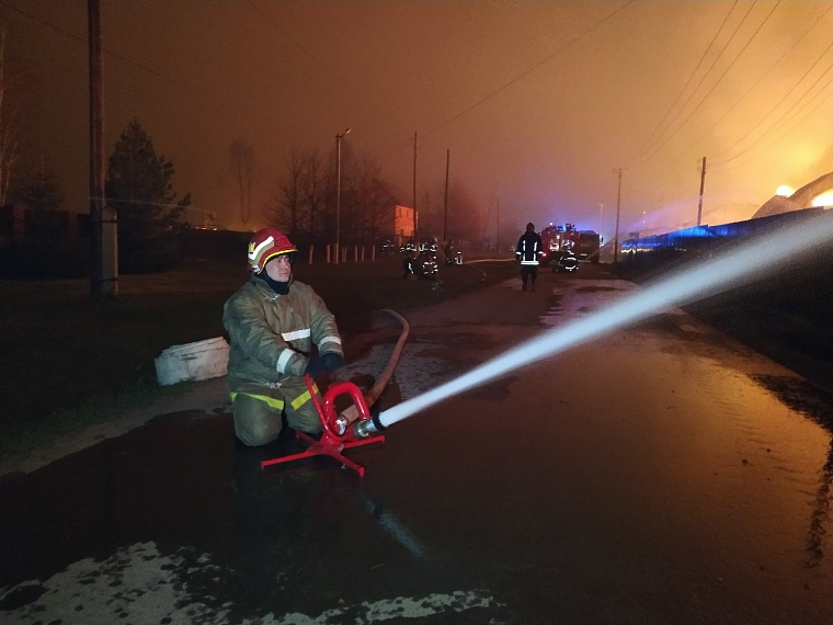Огонь пытались остановить еще в лесу: подробности пожара в Успенке