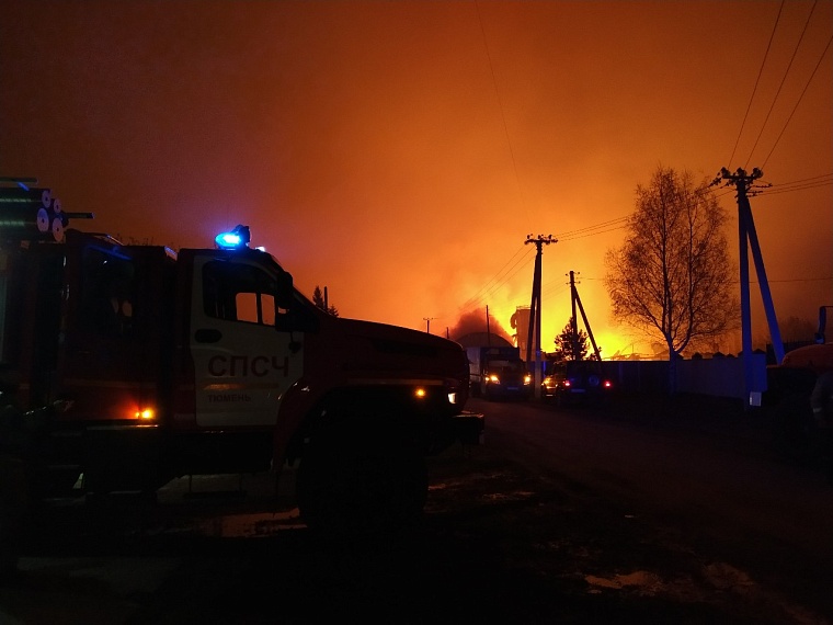 Огонь пытались остановить еще в лесу: подробности пожара в Успенке