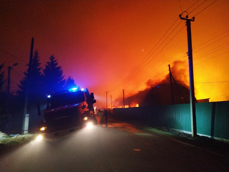 Огонь пытались остановить еще в лесу: подробности пожара в Успенке