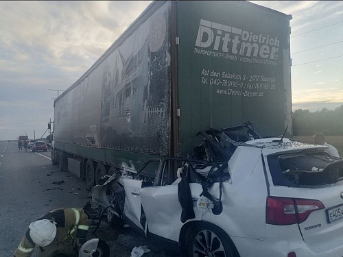 В смертельном ДТП на трассе Тюмень - Ханты-Мансийск "Киа" столкнулась с фурой