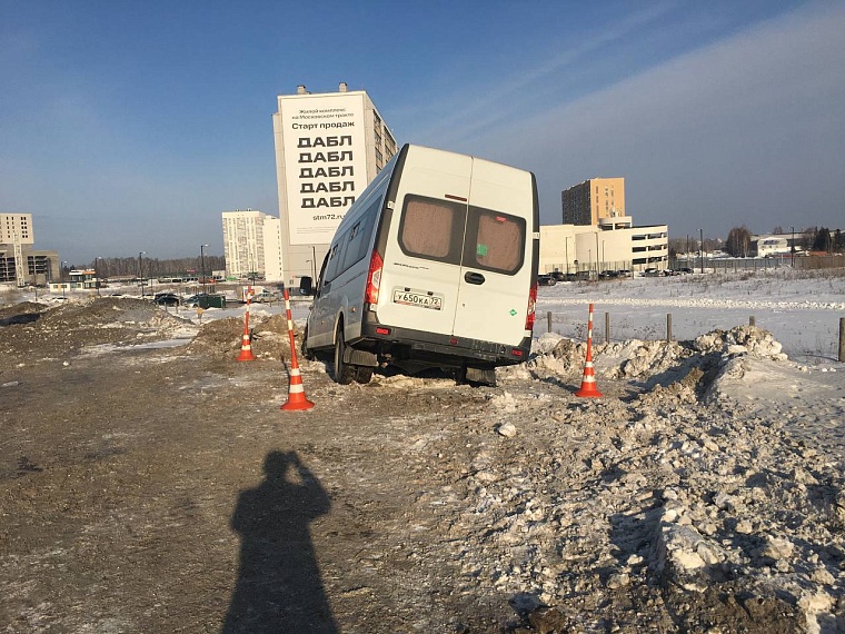 На тюменской окружной дороге водитель микроавтобуса умер за рулем