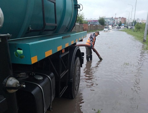 В Тюмени за ночь выпала треть месячной нормы осадков: сотни кубометров воды откачивают на дорогах и во дворах