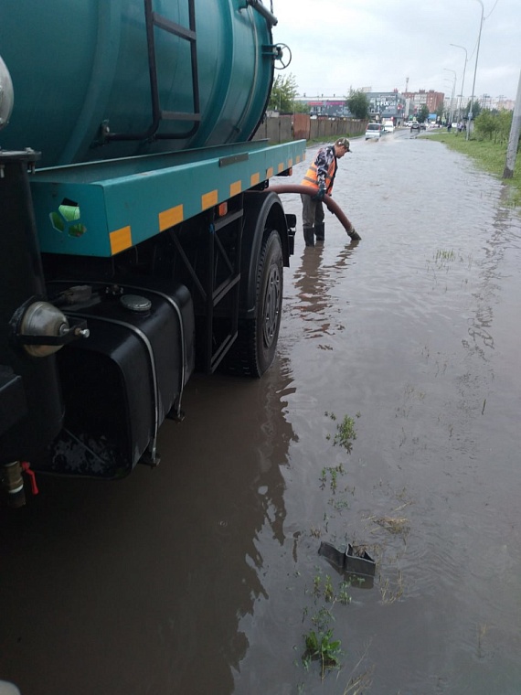 В Тюмени за ночь выпала треть месячной нормы осадков: сотни кубометров воды откачивают на дорогах и во дворах