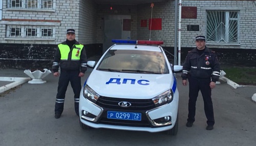 Полицейские в Тюменской области спасли мать с двумя детьми из огня