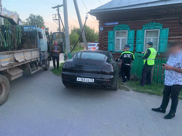 В Ишиме пьяный водитель на "Порше" въехал в забор дома