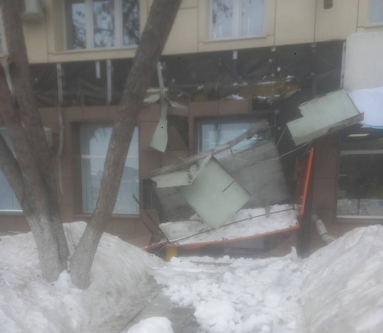 В Тюмени две крыши сломались из-за тающего снега