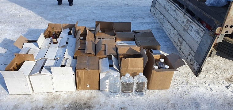 В Уватском районе остановили большегруз с поддельным коньяком под известными брендами