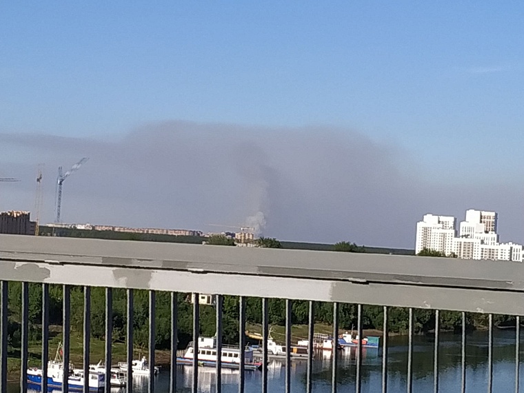 В районе Каскары горит камыш. Дым виден из города