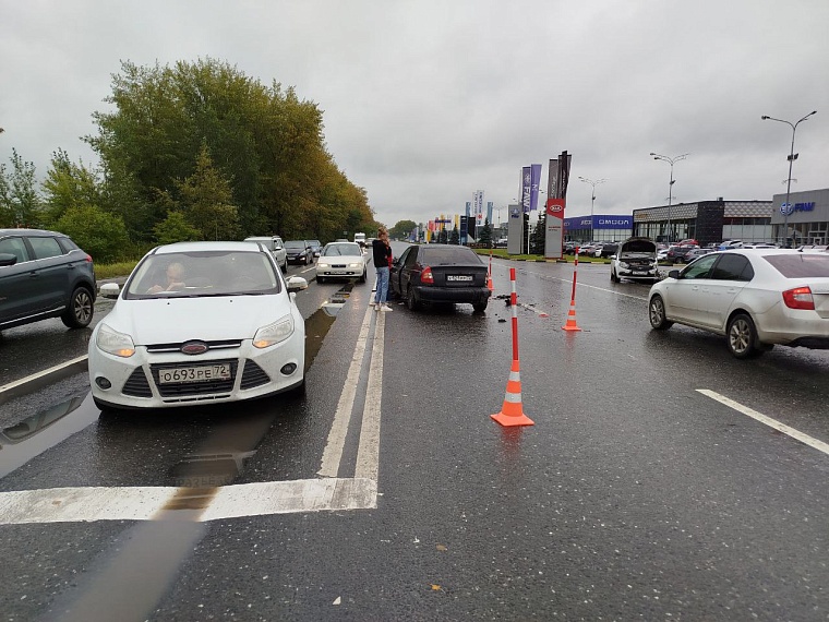 В Тюмени в массовой аварии двое малышей получили ранения