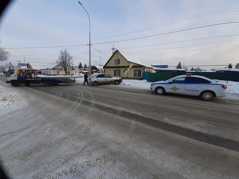 Один въехал в знак, другой не остановился по требованию: на дорогах Тюменской области - засилье пьяных водителей