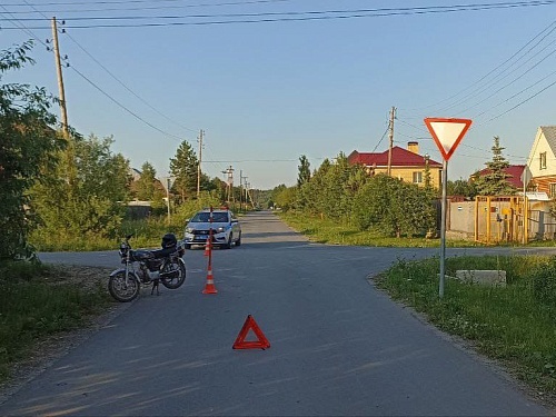 В Тюменском районе подросток на мотоцикле въехал в машину