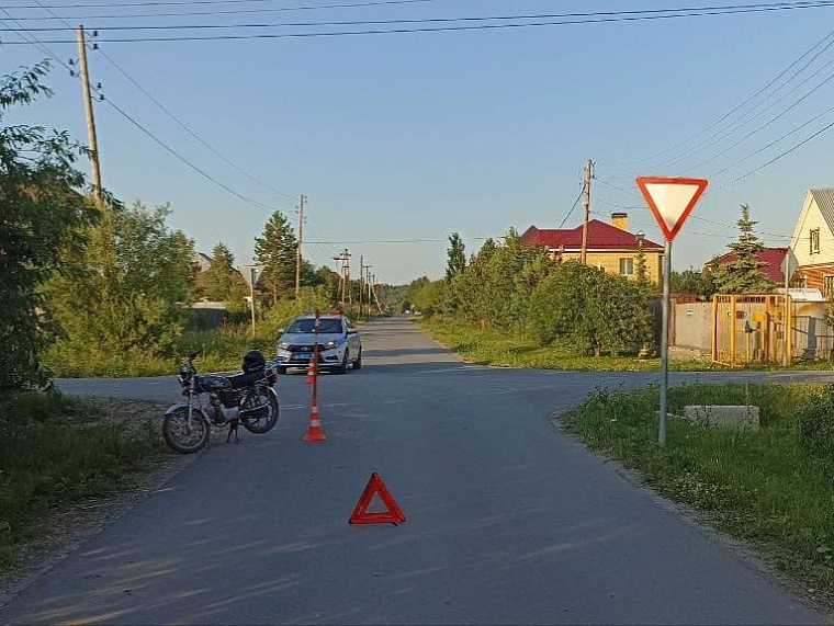 В Тюменском районе подросток на мотоцикле въехал в машину