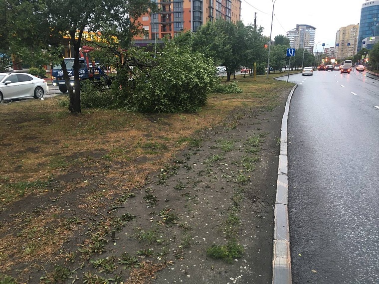 В Тюмени на улице 50 лет Октября опрокинулся автомобиль