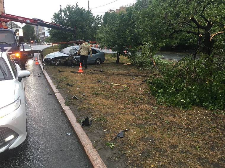 В Тюмени на улице 50 лет Октября опрокинулся автомобиль