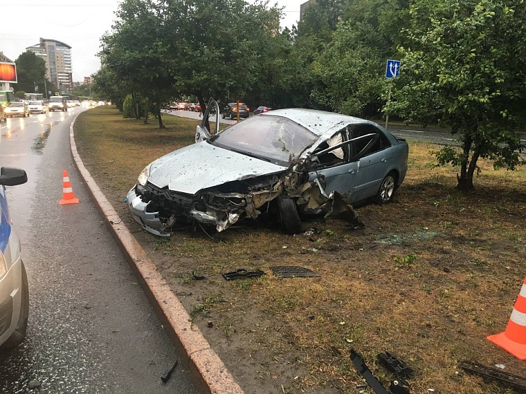В Тюмени на улице 50 лет Октября опрокинулся автомобиль