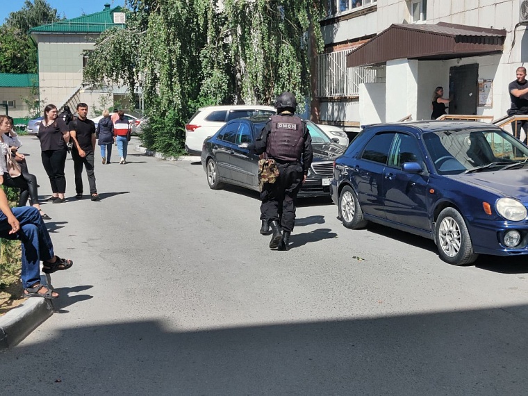 В Тюмени оцепили банк, чтоб спасти заложников: онлайн-репортаж
