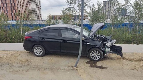 Житель Нового Уренгоя заснул за рулем и врезался в столб