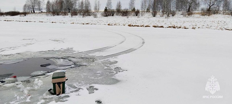 В Вагайском районе трое мужчин на машине провалились под лед