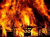 На улице Камчатской в Тюмени снова сгорел заброшенный дом