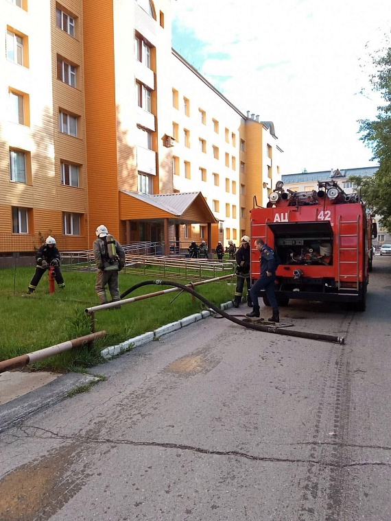 В Нижневартовске из-за пожара в роддоме эвакуировали более 80 человек