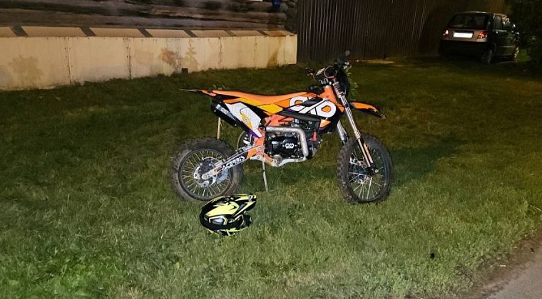 В Тюмени на перекрестке столкнулись два мотоциклиста