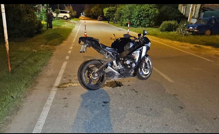 В Тюмени на перекрестке столкнулись два мотоциклиста