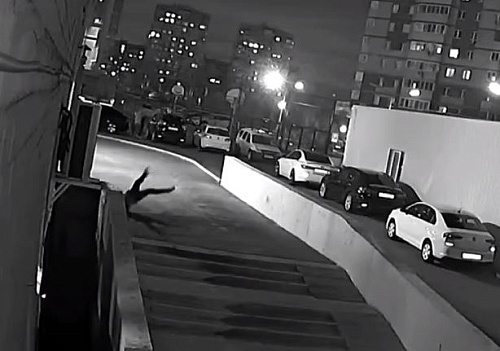 В Тюмени из окна 15 этажа выпала девушка