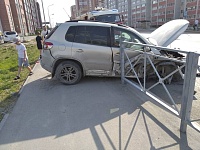 Volkswagen Tiguan пробил ограждение на бульваре Бориса Щербины в Тюмени