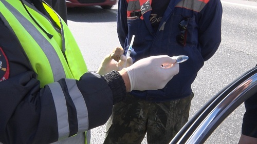 В Тюмени пойманный с наркотиками водитель объяснил, что они помогают ему от боли