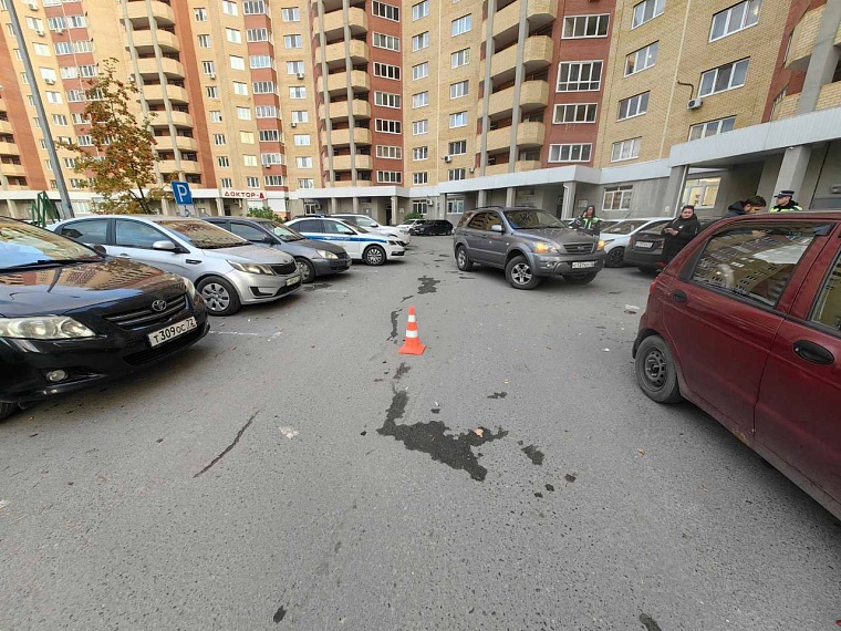 В тюменском дворе водитель сбил ребенка и уехал